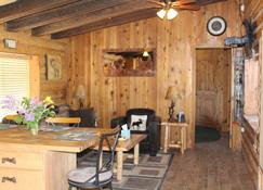 Cute 2 bedroom cabin in Kingston NV - Austin - Sala pranzo