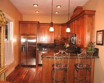 Victorian Penthouse right in the heart of downtown and close to the beach - Pacific Grove - Kitchen