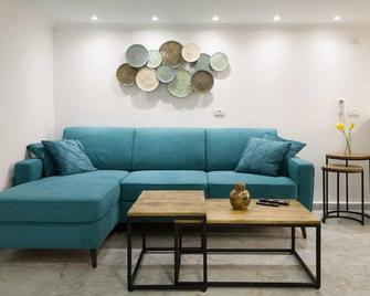 Romsuites - Apartment With Jacuzzi & Pool Table, Haifa Center, Bahai Garden - Haifa - Living room
