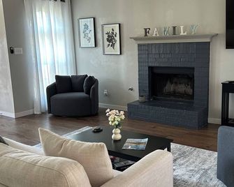 Rare find. Beautiful Pet Friendly Rockwall home near The Harbor! - Rockwall - Living room