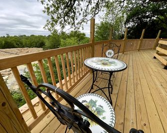 Charming Conestoga Wagon Rental for Unforgettable Glamping in Mineral Wells, Texas - Mineral Wells - Balcony