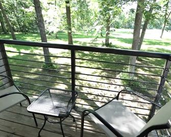 Charming Tiny House near Owensville, Missouri - Perfect for a Romantic Nature Escape - Owensville - Balcony