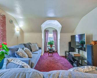 Mount Vernon Getaway - 4 Mi to the Bronx Zoo! - New Rochelle - Living room