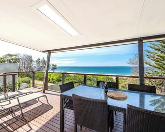 Aqua Vista - beachfront 4BR Home with ocean views - Vincentia - Balcón