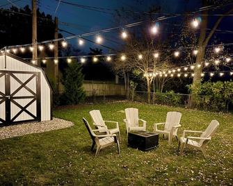 Updated Home with Fenced Backyard, sleeps 10 - Valparaiso - Terasa