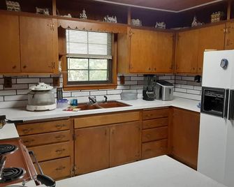 Charming 3-bedroom house, WiFi, AC, in tranquil beautiful Russellville near Lake - Russellville - Kitchen