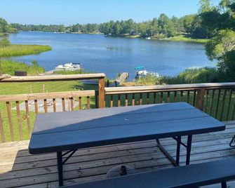 cottage on a lake (3 bedrooms and 2 bathrooms) - Evart - Balcony