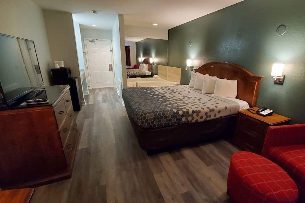 Bedroom view of Stonewood Inn & Suites of Carrollton - Smithfield