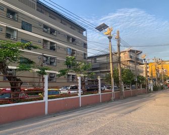 Bkk39 Airport hotel - Racha Thewa - Outdoors view