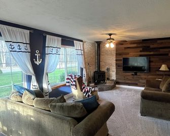 Cozy cottage with natural fire place! - Port Austin - Sala de estar