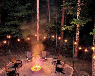 Secluded Cabin That Sleeps 12 with Loft Bunkhouse and Game Room including 86 inch TV - French Lick
