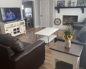 1940’s Farm House 10 min. from downtown Fuquay - Fuquay-Varina - Sala de estar
