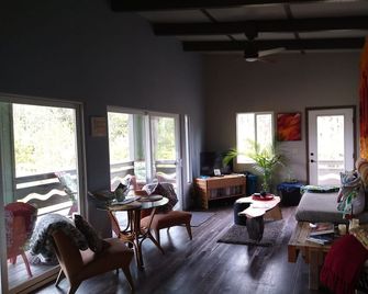 As seen on Discovery Channel's 'Building off the grid' Volcano Home! - Volcano - Huiskamer