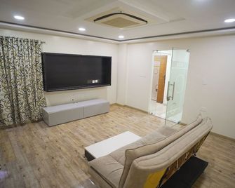 Stay Pride Service Apartments Ac Rooms Vijayawada - Vijayawada - Living room