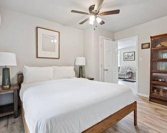 Cozy Winter Oasis Fast Wifi Rain Shower - Oklahoma City - Bedroom