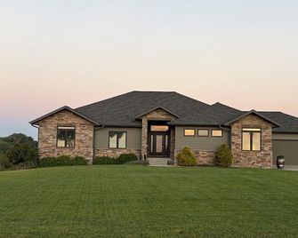 Hilltop Luxury Retreat - Kearney - Building