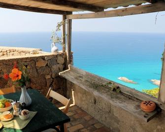 Casa il Night, for 2 people, with amazing sea view and access to the beach - Ricadi - Balcon