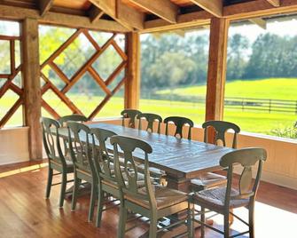 Restored Farmhouse with stocked pond for fishing - Bogalusa - Comedor