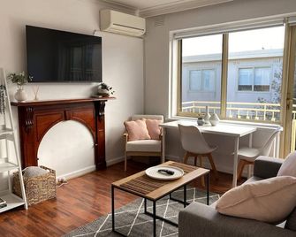 Vibrant Stay in the Heart of St Kilda - Melbourne - Living room