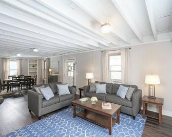 Beautiful 3bdrm Cabin°Hot Tub°Balcony°Parking° - Elkins - Вітальня