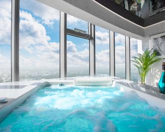 Apartments In Sky Tower With Bathtub Near The Window - Wrocław - Piscina