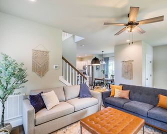 Getaway w/ Fire Pit: 3 Mi to River Arts District! - Asheville - Living room