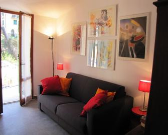 Cinque Terre, Riomaggiore, apartment overlooking the village and sea - Riomaggiore - Living room