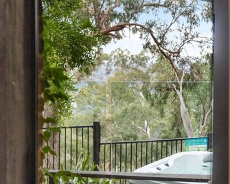 On The Deck Studio - Spa Hideaway in Scenic Belair - Belair - Balcón
