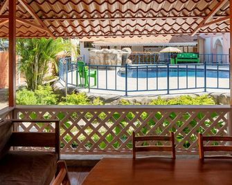 100m to Beach | Local Vibes | Pool | Sleeps 6 - Manzanillo - Balcony