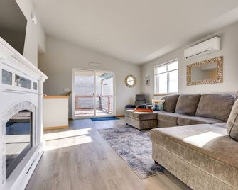 Canal-Front Home in Ocean Shores w/ Dock & Views! - Ocean Shores - Sala de estar