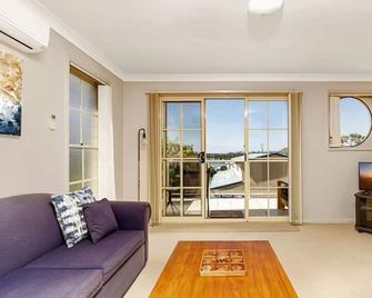 The Porthole of Huskisson by Experience Jervis Bay - Huskisson - Huiskamer