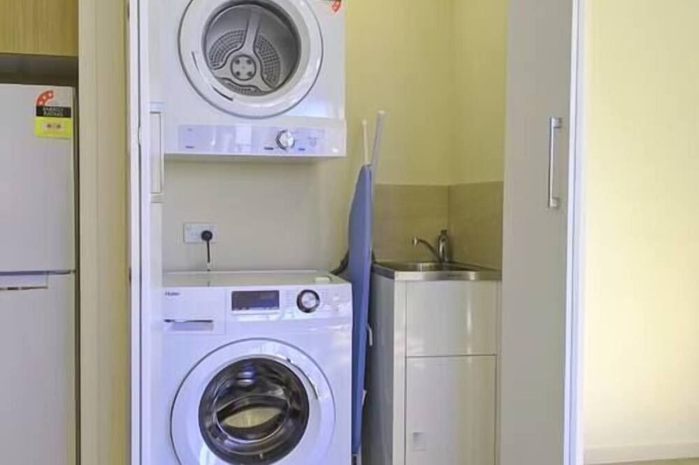 Stylish 2brm Dda Wheelchair Access Apartment - Brisbane - Laundry facility