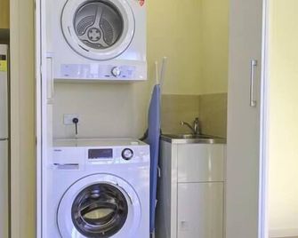 Stylish 2brm Dda Wheelchair Access Apartment - Brisbane - Lavanderia