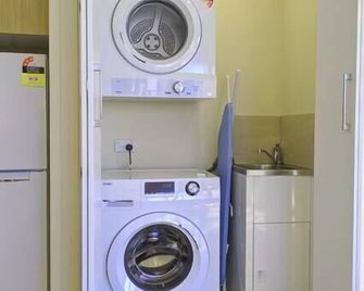 Stylish 2brm Dda Wheelchair Access Apartment - Brisbane - Laundry facility