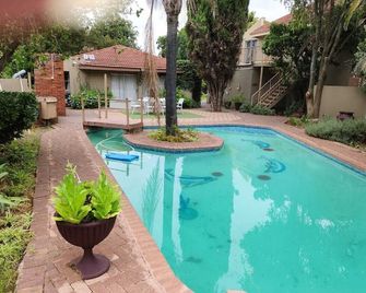Rusplek Guesthouse And Conference Centre - Bloemfontein - Pool