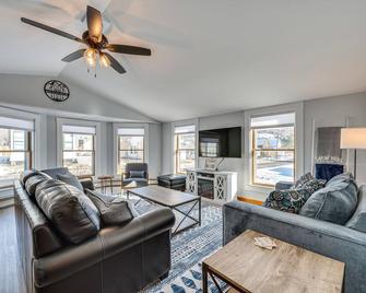 Comfortable Lincoln Home Walk to Main Street! - Lincoln - Living room