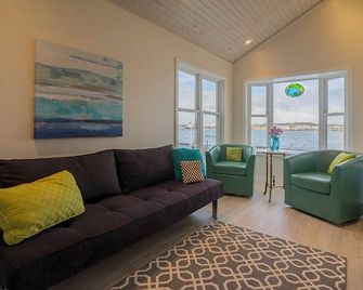Lily Pad, a Door County Waterfront Cottage in Sturgeon Bay - Sturgeon Bay - Living room