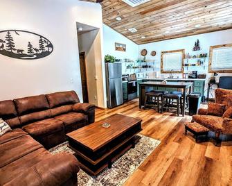 Cozy Cottage 2bd/2ba, 2 Covered Decks, Patio Dinning, Newly Built! - Pinetop-Lakeside - Living room
