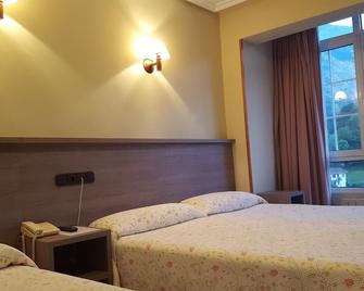 Hotel Naranjo De Bulnes - Las Arenas - Bedroom