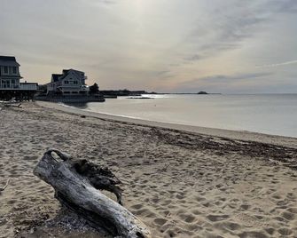 Summersalt Madison: New England shoreline charm 2-3 minutes from private beach - Madison - Strand