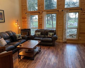 Relaxing Cabin Getaway near Lake Texoma ~ your retreat awaits! - Denison - Obývací pokoj