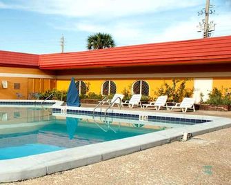 Scottish Inn Jacksonville Downtown - Jacksonville - Pool