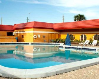 Scottish Inn Downtown Jacksonville - ג'קסונוויל - בריכה