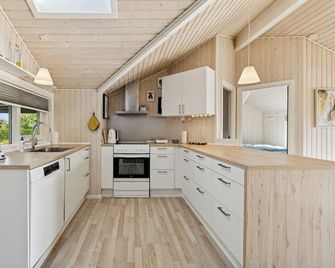 Cozy Holiday Home Near Beach And Town - Otterup - Kitchen