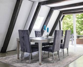 Picturesque views @ The Triple A-Frame - Woodstock - Essbereich