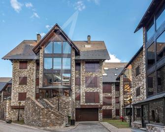 Nin De Beret By Seamount Rentals - Naut Aran - Building