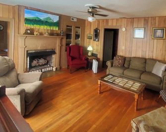 The Farm House at Peaks of Otter Winery and Orchards - Bedford - Living room