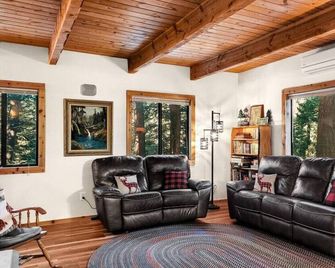 Remodeled Woodsy Cabin w/ Hot Tub & Relaxing Deck - Cascade - Sala de estar