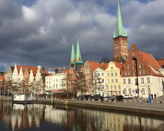 Idyllic gangway on the Lübeck old town island - Lubeka - Budynek