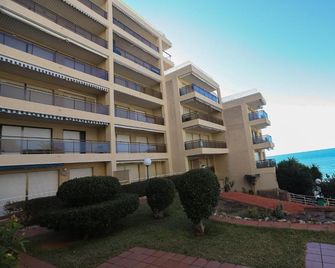 Llenguadets - Salou - Budova
